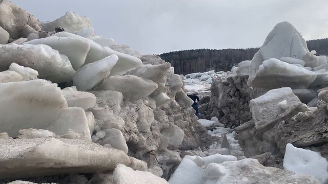 Полезла в расщелину льда🌊упала сильно на лед😢 смотреть онлайн