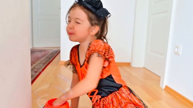 Nastya Plays Halloween 2020 Trick or Treat Candy Haul Настя собирает конфеты на Хэлоуин смотреть онлайн