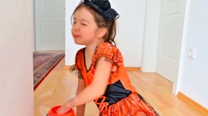 Nastya Plays Halloween 2020 Trick or Treat Candy Haul Настя собирает конфеты на Хэлоуин