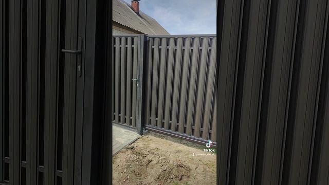 Откатные ворота с калиткой из евроштакетника смотреть онлайн