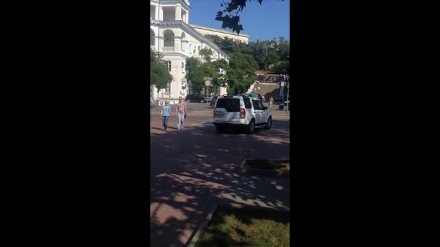 Вадим Елизаров ездит по тротуарам Севастополь смотреть онлайн