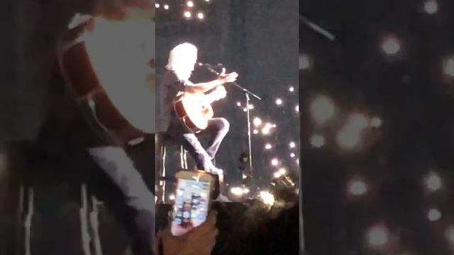 Queen "Teo Torriatte (Let Us Cling Together)" in Tokyo смотреть онлайн