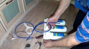Собираем и подключаем фильтр для воды. Сверлим столешницу.