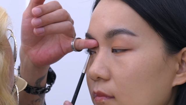 실제 결혼하는 신부의 웨딩 메이크업 ASMR | K-pop 스타의 메이크업 아티스트가 신부화장을 해주셨어요 смотреть онлайн