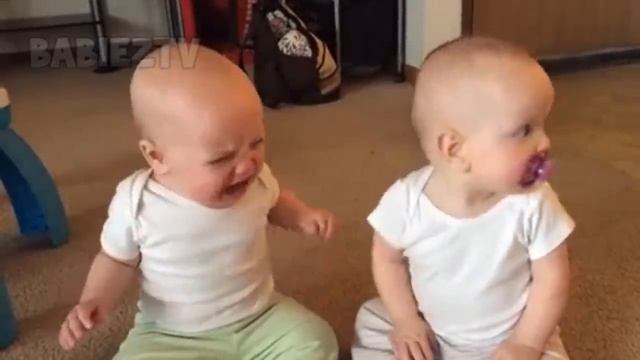 Смешно - два младенца не поделили соску. смотреть онлайн