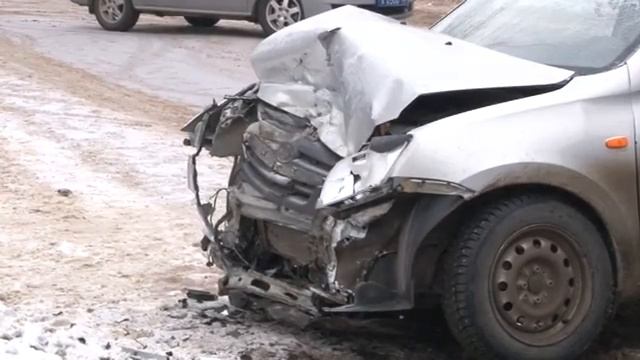 В Заречном на перекрёстке столкнулись три автомобиля смотреть онлайн