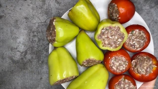 ФАРШИРОВАННЫЕ ПЕРЦЫ И ПОМИДОРЫ! Ну очень вкусные, сочные фаршированные овощи! Овощи с фаршем! смотреть онлайн
