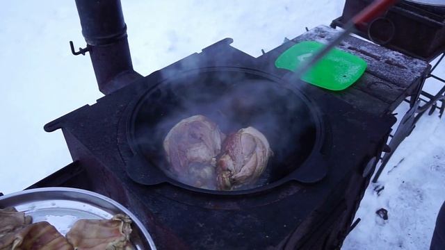 РУЛЬКА И УШИ ПО ЧЕШСКИ В КАЗАНЕ НА КОСТРЕ смотреть онлайн