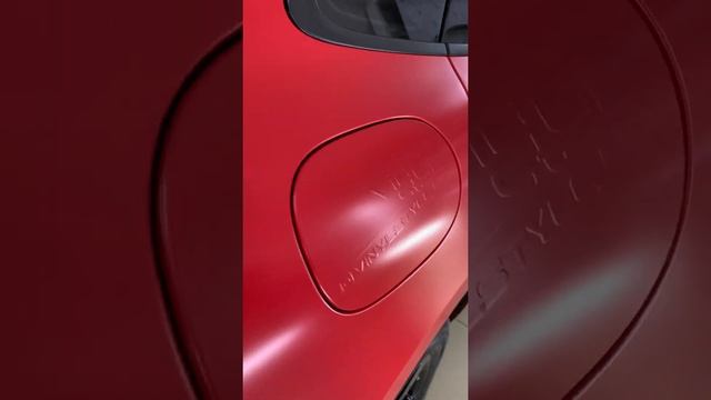 Оклейка Porsche Macan красной матовой плёнкой Avery Dennison, покраска дисков в черный глянец смотреть онлайн