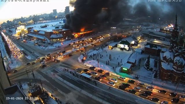 Рынок загорелся в центре Челябинска, площадь пожара составляет 200 квадратных метров, смотреть онлайн
