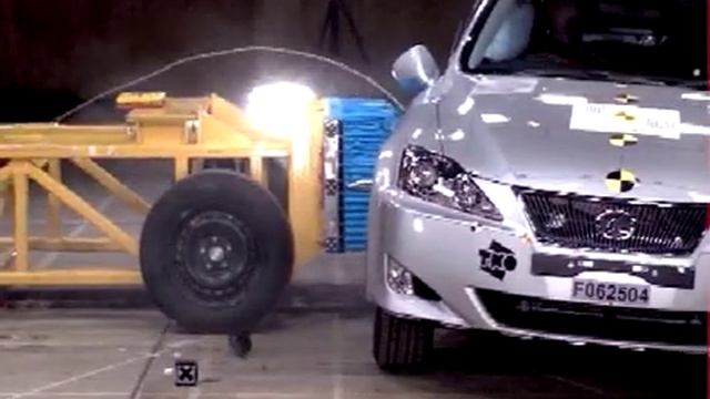 Lexus IS220 2005 ANCAP Crash Test (5 stars) смотреть онлайн