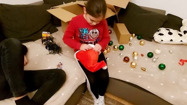 Внуки наряжают ёлочку ! Гори... гори...ясно...?? смотреть онлайн