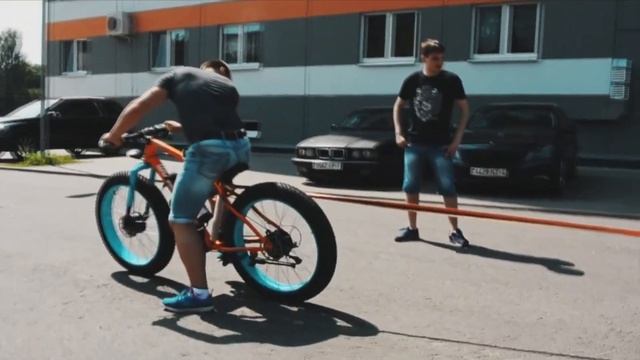 Фэтбайк буксирует автомобиль весом полторы тонны, НЕРЕАЛЬНАЯ МОЩЬ! Тест драйв электровелосипеда смотреть онлайн