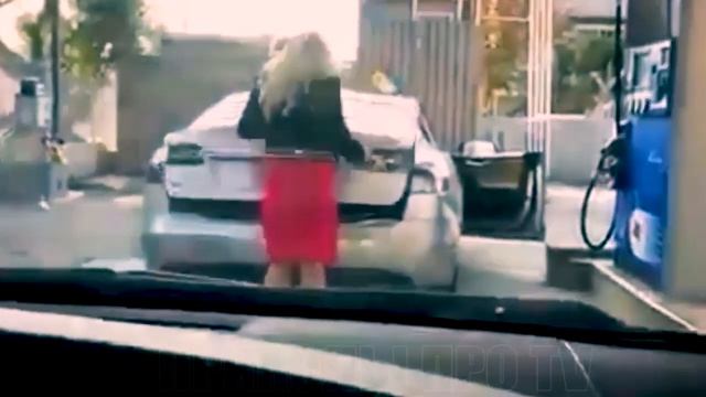 БЛОНДИНКА ЗАПРАВЛЯЕТ ЭЛЕКТРОМОБИЛЬ БЕНЗИНОМ • прикол • ржака • юмор смотреть онлайн