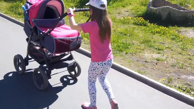 Маленькая помощница) Аэлита катает Злату в коляске. Часы Q50 Smartbabywatch смартчасы умныечасы смотреть онлайн