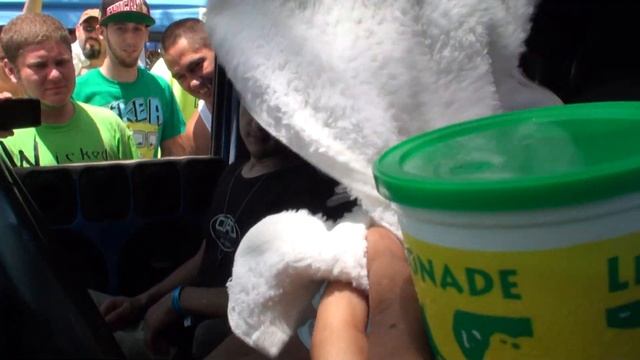 DUDE ABUSED BY GORILLAS! 10 18S CRUSHING LUNGS! SCRAPIN THE COAST 2012 VID 8 смотреть онлайн