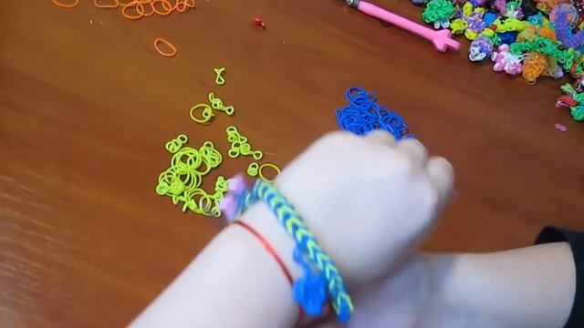 Как плести из резинок игрушки фигурки браслеты с сердечком фенечки без станка Поделки с детьми! смотреть онлайн