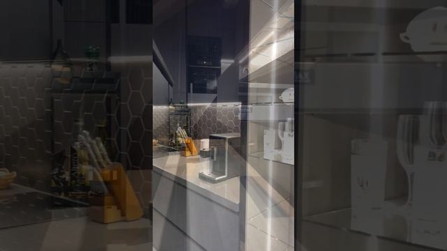 Черная угловая кухня с островом в ЖК Сердце столицы смотреть онлайн