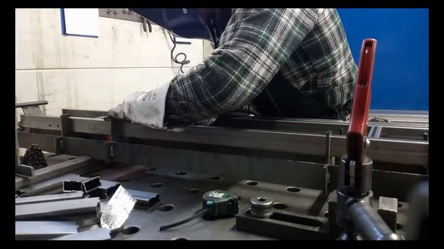 СВАРЩИК В ПОЛЬШЕ.ИЗГОТОВЛЕНИЕ РАМКИ СПИНКИ ДИВАНА. смотреть онлайн