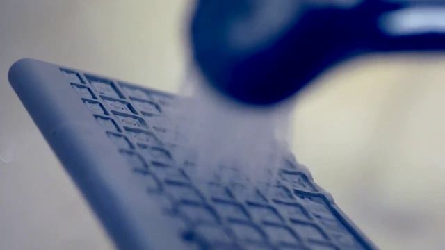 Чистка клавиатуры Apple смотреть онлайн