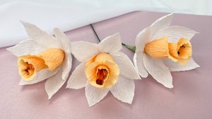 Diy Цветы из гофрированной бумаги. Нарцисс из конфет своими руками