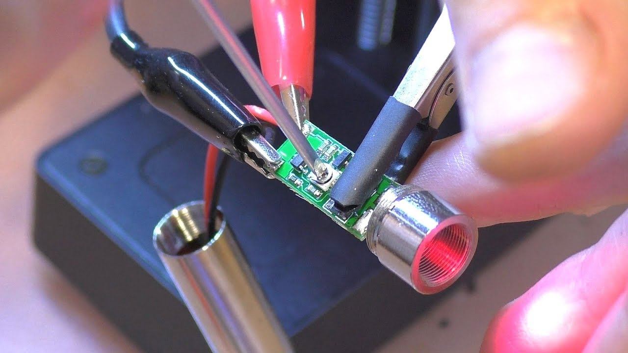 ЛАЗЕР НЕ ЖЖЁТ: Китайский лазерный гравер Decaker (1500 мВт) смотреть онлайн