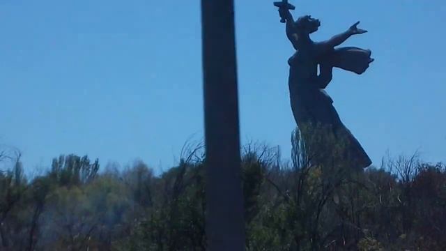 Волгоград. Памятник "Родина - Мать", Мамаев курган. Вид с поезда. смотреть онлайн