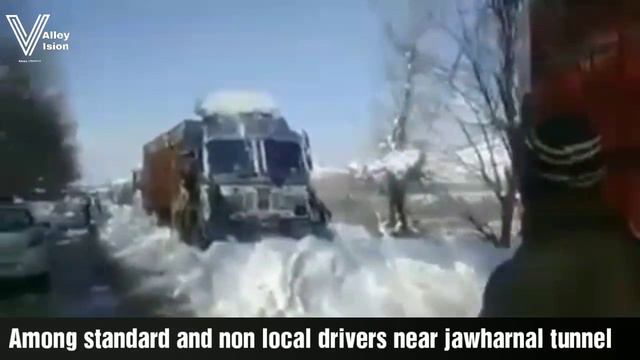 Kashmiri people distribute food at jawharnal tunnel among local & non local drivers смотреть онлайн