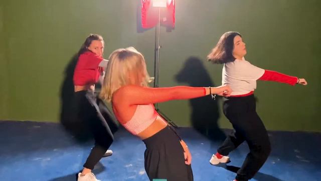 CALIENTE (Remix) - Stage Studio смотреть онлайн