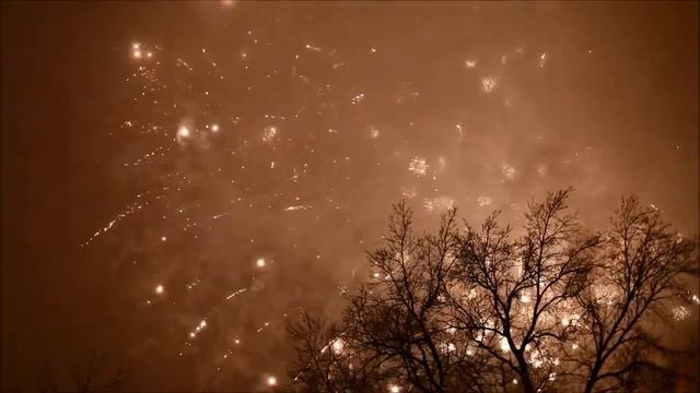Новогодний фейерверк прогремел над улицей Рождественской в Нижнем Новгороде смотреть онлайн