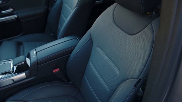 2020 Mercedes-Benz GLB & CLA - Pure Driving Footage смотреть онлайн