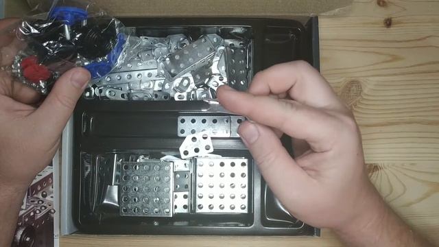 ?Открываю коробку с металлическим конструктором. смотреть онлайн