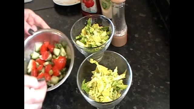 Вкусный салат из королевских креветок.