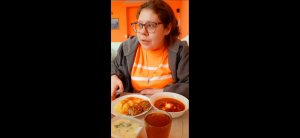 Мукбанг Обжор в кафе Солянка, Пюре с тефтелями, Салат Мимоза и компот