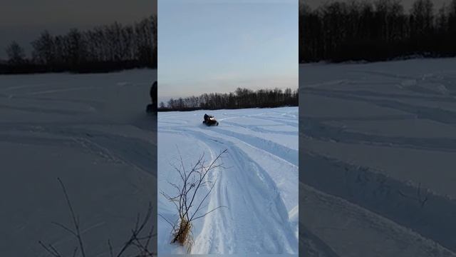 Покатушки на Патруль 800, Тундра 550вт и Ямаха ВК540. Прыгаем как можем))))) смотреть онлайн