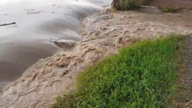 Размыло дорогу возле Остромечево (недалеко от Бреста) смотреть онлайн