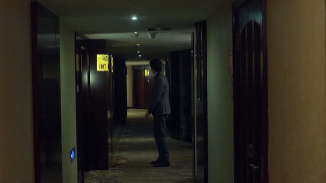 拜金女看見床上一箱子現金，什麼都明白了，可惜富二代公子哥還在另一個房間等著 смотреть онлайн