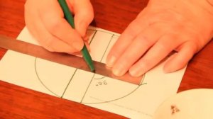 Как найти центр круга без циркуля  при помощи линейки