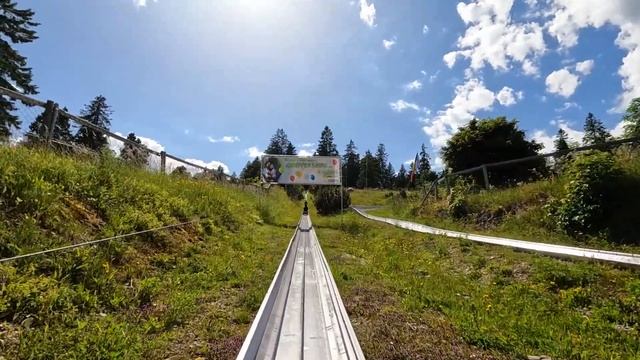 A giant 700 m toboggan in Switzerland, La Vue-des-Alpes, смотреть онлайн