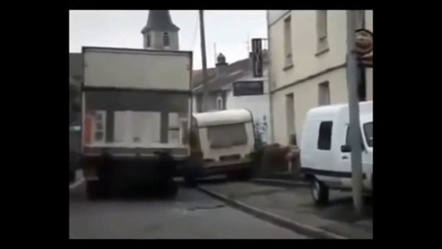 СТРАШНАЯ ОШИБКА! Буксировка дома на колесах смотреть онлайн