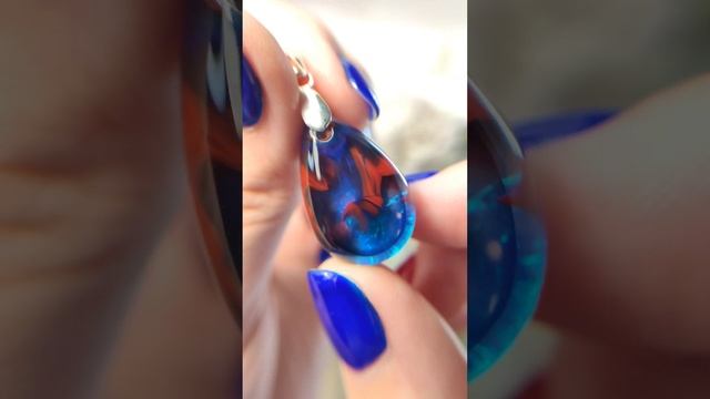 Кулон-капля, который захватывает внимание #epoxy #эпоксиднаясмола #resinart #handmade #кулон #потал смотреть онлайн