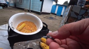 как очистить кукурузу от початка, простая приспособа своими руками за 1 минуту