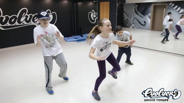 Видео с занятий в школе танцев Evolvers смотреть онлайн