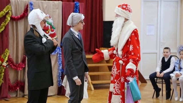 новогодний утренник "Приключения у новогодней ёлки" смотреть онлайн