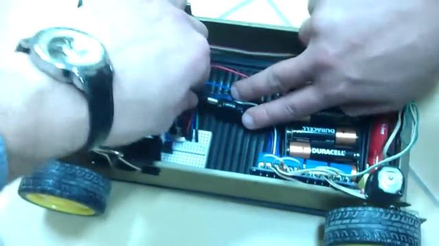 Arduino UNO tank. HC-SR04, 4WD, 18650, relay control. First version. RUS смотреть онлайн