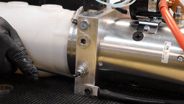 How to Adjust a Relief Valve Safely on a Bucher Hydraulics Power Pack смотреть онлайн