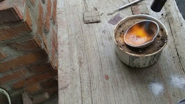 Очистка тигля от серебра и плавка золота. смотреть онлайн