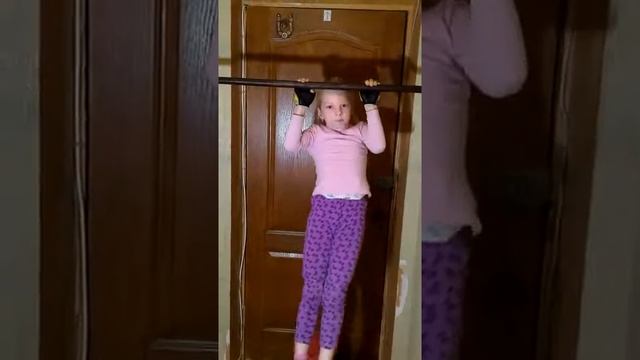 Девочка 7 лет подтягивается на турнике 13 раз смотреть онлайн
