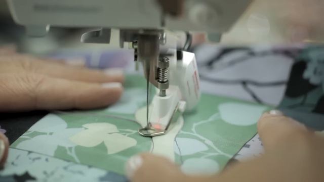 7/10 BERNINA 580 / 570 QE / 560: free motion quilting with the BERNINA Stitch Regulator смотреть онлайн