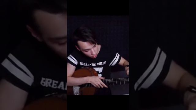 ГИТАРИСТ ПРИТВОРИЛСЯ НОВИЧКОМ НА онлайн уроке #akstar #gitara #guitar #акстар #гитара #гитарист смотреть онлайн